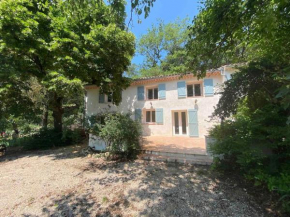 Maison de campagne au milieu des vignes et piscine